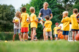Fußballspielen im Feriencamp | Ballschule